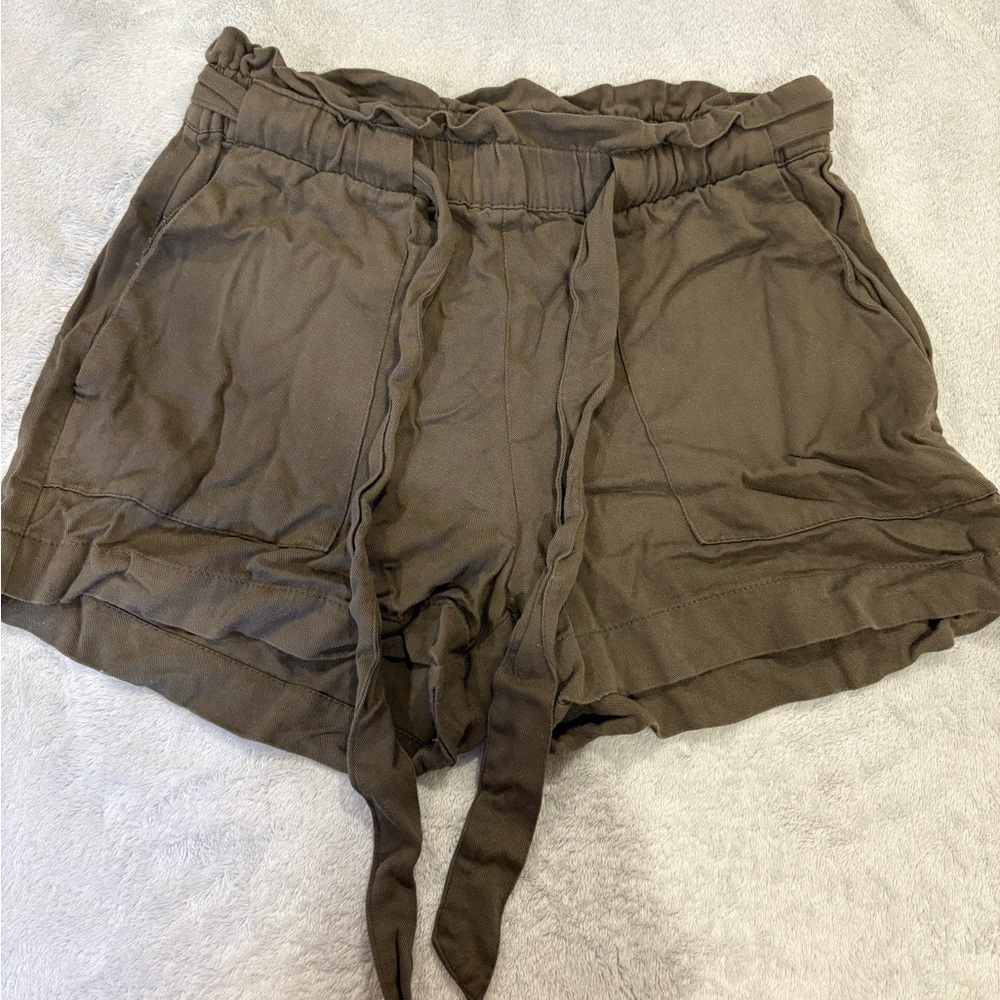 DYNAMITE FLOWY SHORTS